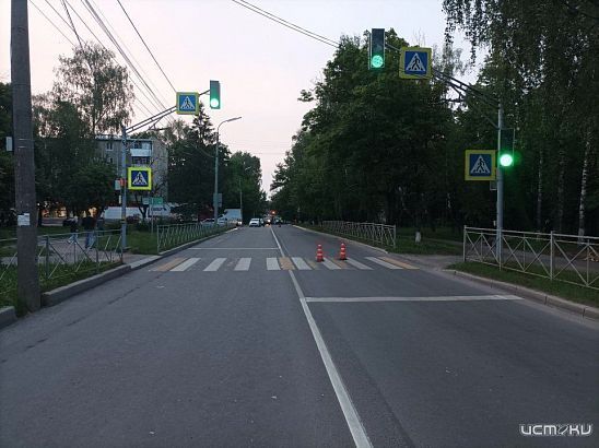 В Орле автоледи проехала на красный и сбила школьницу В Орле автоледи проехала на красный и сбила школьницу