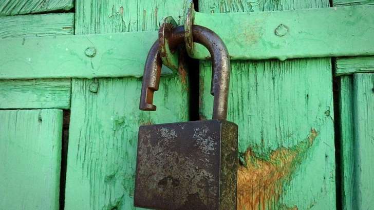 На Орловщине мужчина сорвал навесной замок: хозяйка сообщила в полицию о краже