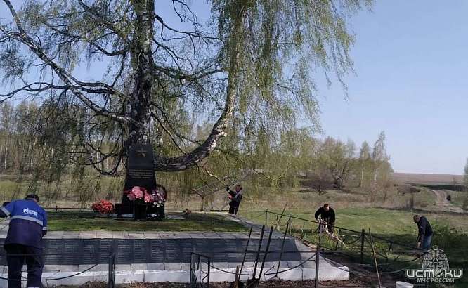 Ко Дню Великой Победы орловские сотрудники МЧС участвуют в благоустройстве воинских мемориалов