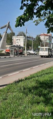 На "Стреле" автоледи повисла на бордюре 