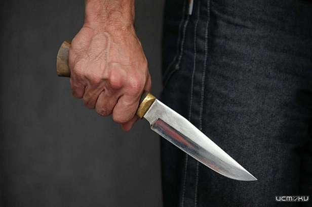 В Болховском районе мужчина в ходе ссоры едва не убил приятеля ножом