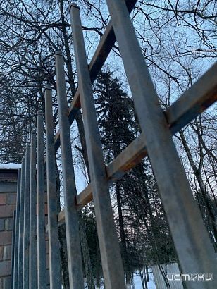 Орловчанин обратил внимание на состояние забора на станции юных натуралистов