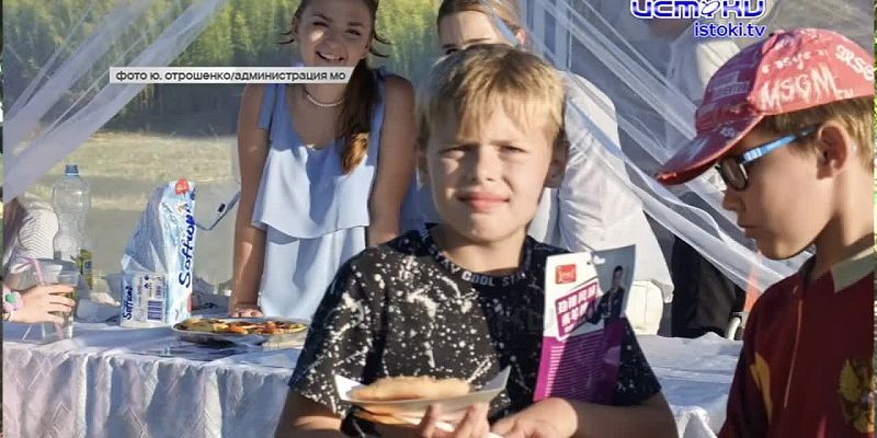 Хочешь быть счастливым - будь им! Жители поселка Новообразцово под Орлом сами устраивают себе праздники лета, привлекая все больше участников и зрите...