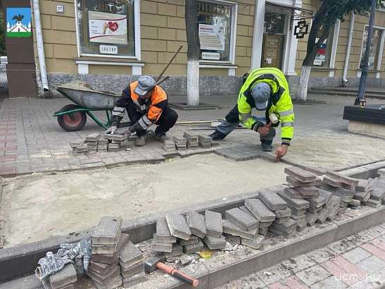 В Орле на улице Ленина снимают плитку