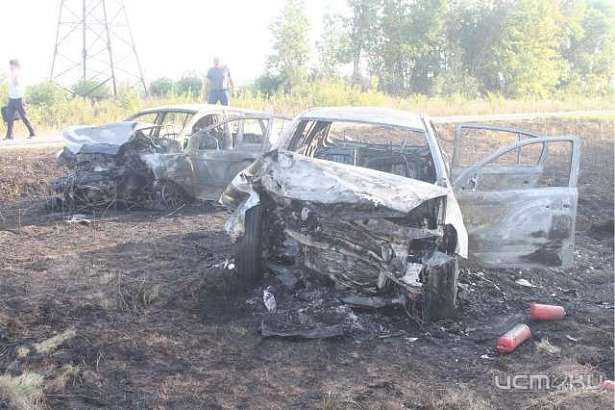Лобовое столкновение в Орловской области: два сгоревших автомобиля и восемь пострадавших Лобовое столкновение в Орловской области: два сгоревших автомобиля и восемь пострадавших