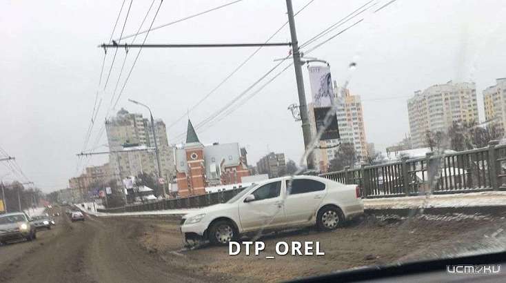 В преддверии Нового года на Герценском мосту в Орле произошло ДТП. Виной всему нечищеная дорога?