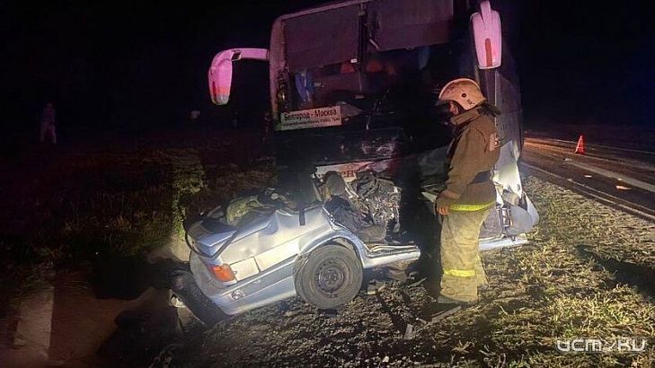 Под Орлом в лобовом столкновении легковушки и автобуса погибли три человека Под Орлом в лобовом столкновении легковушки и автобуса погибли три человека