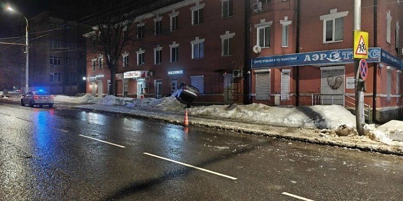 В Орле молодая водительница не справилась с управлением: машина опрокинулась после наезда на снежный вал