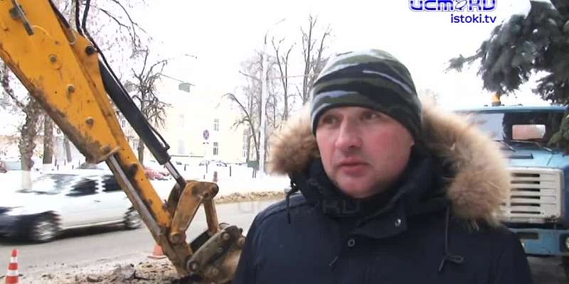 Вчера в холодный день на улице Полесская в Орле внезапно настала оттепель: на проезжую часть хлынула вода