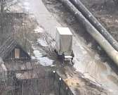 Две ванны на троих: орловчане утащили громоздкую сантехнику через забор