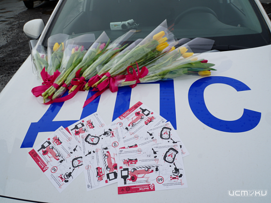 «Цветы для автоледи!»: сотрудники Госавтоинспекции Орловской области поздравили женщин‑водителей с 8 Марта