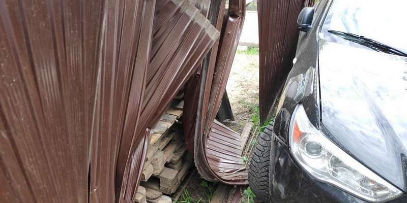 Возле Болховского микрорайона женщина на «Мицубиси» протаранила забор