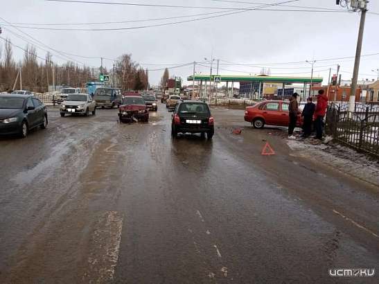 В Ливнах на перекрестке не разъехались две «Лады»
