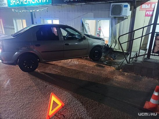 В Северном районе Орла «Рено» угодила в торговый павильон