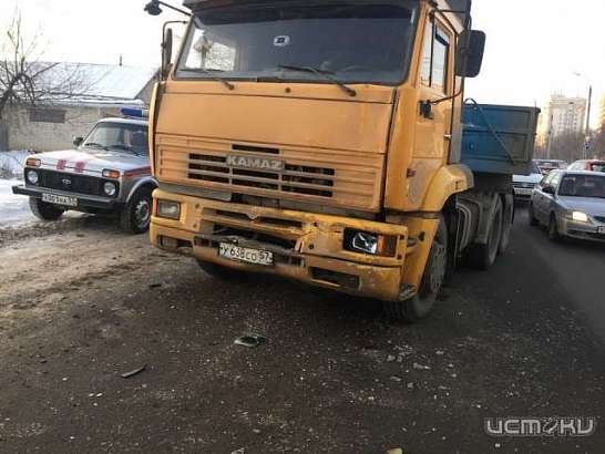 На ул. Октябрьской в Орле КамАЗ влетел в маршрутку