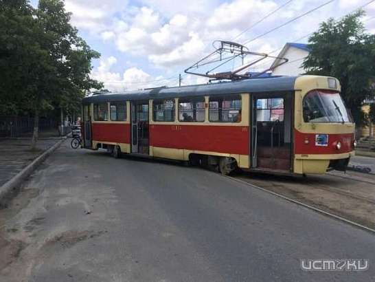 В Орле трамвай сошел с рельсов 
