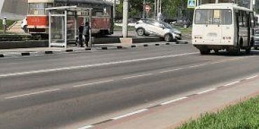 На "Стреле" автоледи повисла на бордюре 