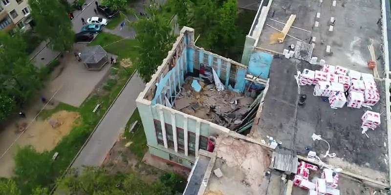 Видео: в Орле спасатели показали сверху место обрушения крыши спортзала