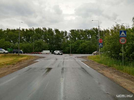 Под Орлом на перекрестке столкнулись большегруз «Volvo» и кроссовер «Lexus»