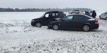 На трассе под Орлом столкнулись две машины. Три человека пострадали