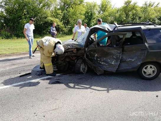В Орловской области на трассе столкнулись две «легковушки» и грузовик с полуприцепом