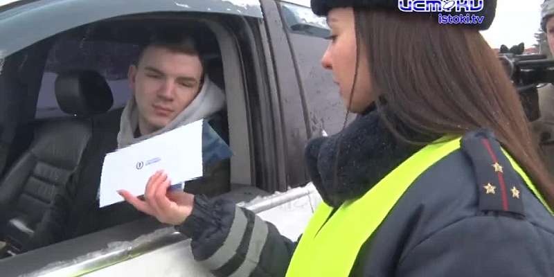 В предверии праздника прекрасная половина состава городской гос автоинспекции провела необычную акцию.