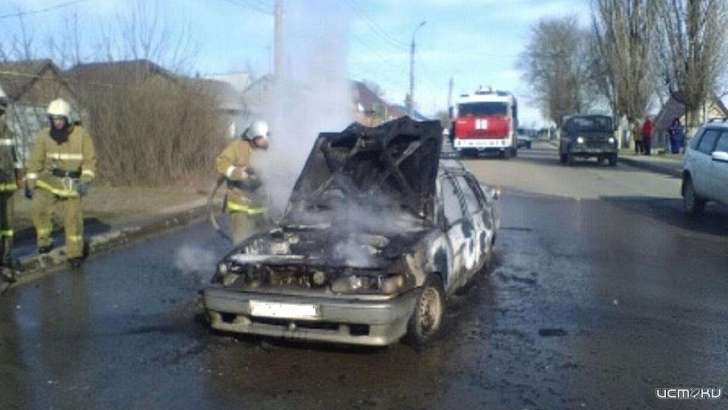 На дороге в Ливнах тушили полыхавшую легковушку