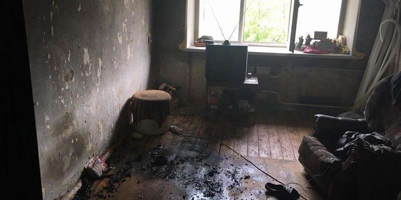 Спиртное и сигареты — плохое сочетание: амчанин едва не погиб при пожаре