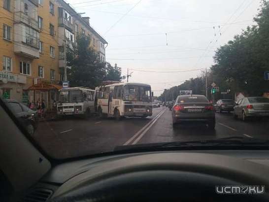 «Уставший ПАЗ»: в Орле у маршрутки отвалилось переднее колесо 