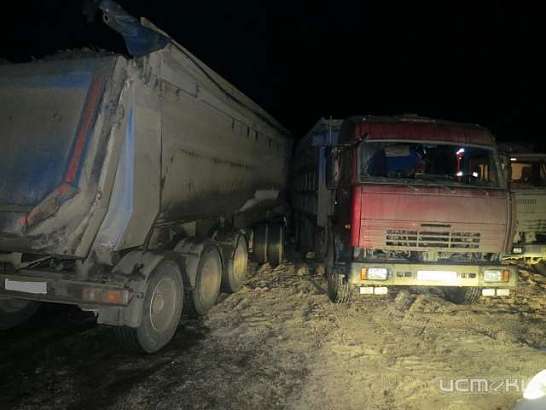 В Орловской области тягач протаранил два КАМАЗа и насмерть сбил пешехода