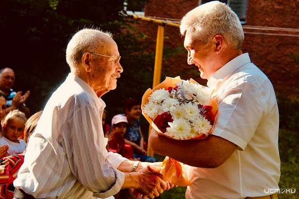 Акция «Парад под окнами ветеранов» продолжает шагать по Орлу