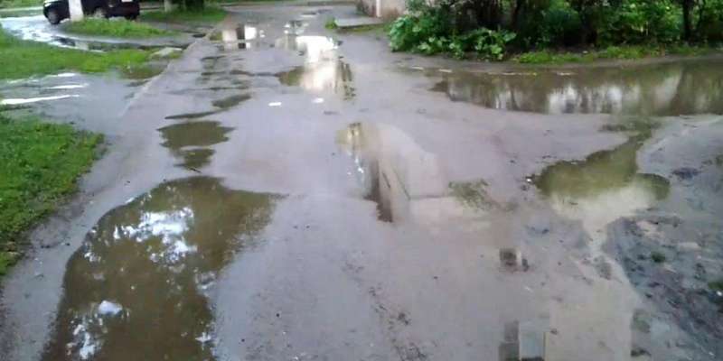 Далеко до комфортной среды: в Орле затопило убитые дворы