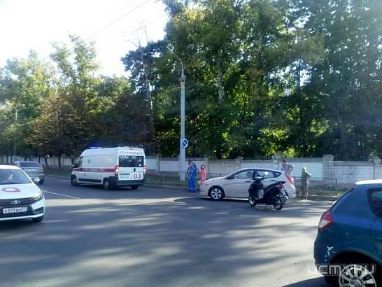 В Орле после ДТП на перекрестке скутериста увезли на скорой в больницу