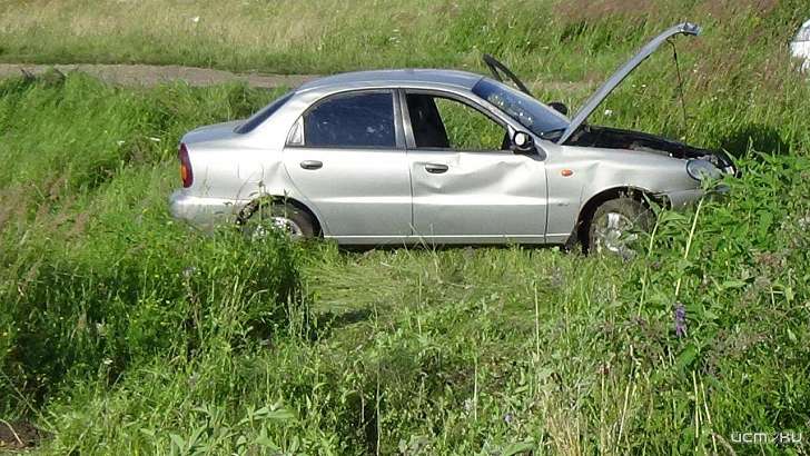 Иномарка оказалась в чистом поле, улетев с трассы в Орловской области 