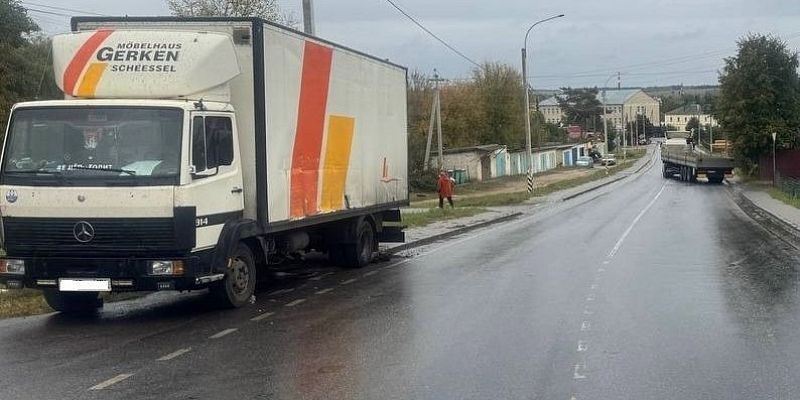 автомобильная авария Под Орлом КамАЗ протаранил грузовик, а потом сбил его водителя