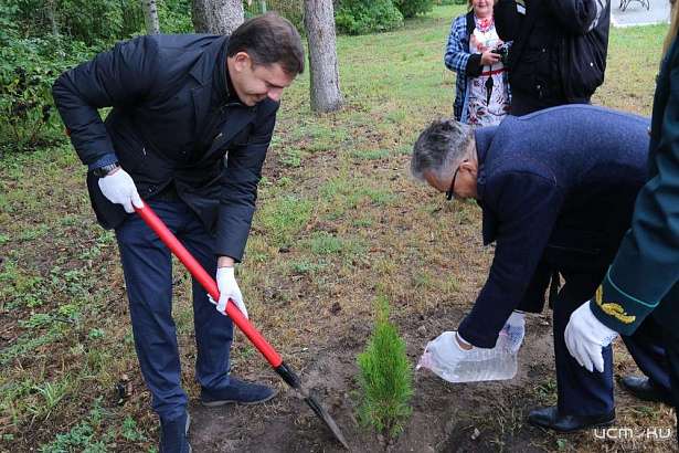 В Дмитровске заложили аллею из 22 молодых деревьев в честь 85-летия образования Орловской области