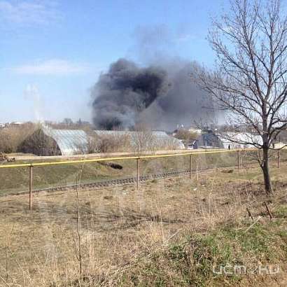 В Орле горит склад макулатуры