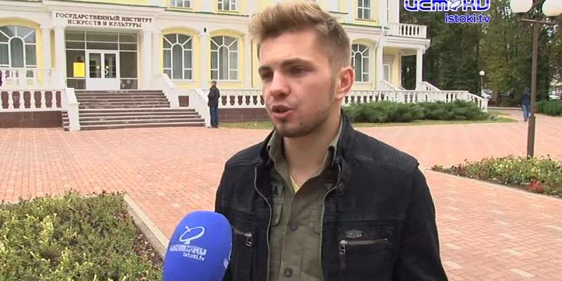 «Парень, который читает стихи»: студент ОГИКа получил грант в 250 тысяч рублей и собирает поэтов по всей России