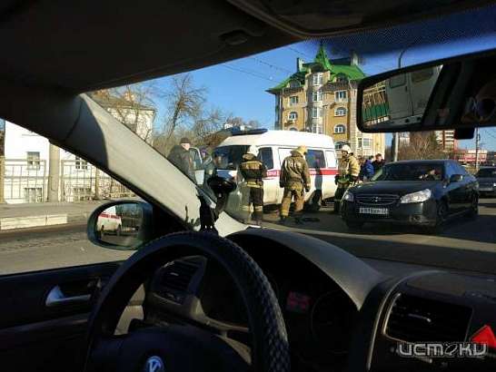 Орловчане застряли в пробке из-за буйного пациента под машиной скорой помощи 