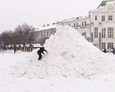 Коммунальщики с пл. Ленина в Орле забыли вывезти куча снега. Теперь она становится горкой для катания