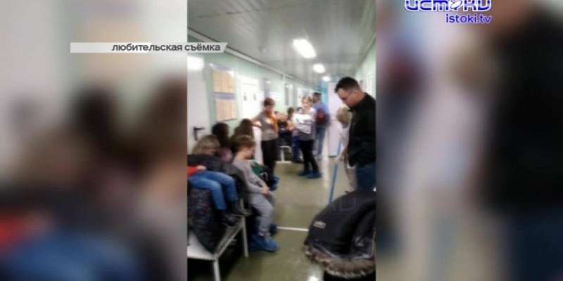 Орловские родители три часа ждали приема терапевта в праздничные выходные