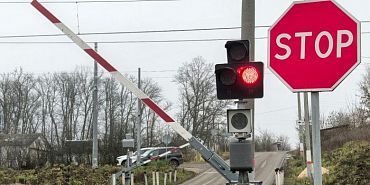 Переезд без дежурного работника в Орловской области оборудовали автоматическим шлагбаумом