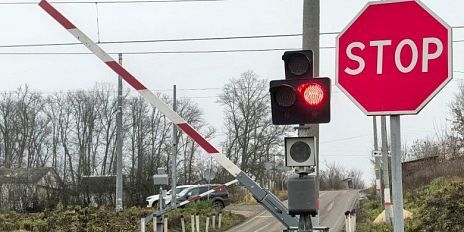Переезд без дежурного работника в Орловской области оборудовали автоматическим шлагбаумом