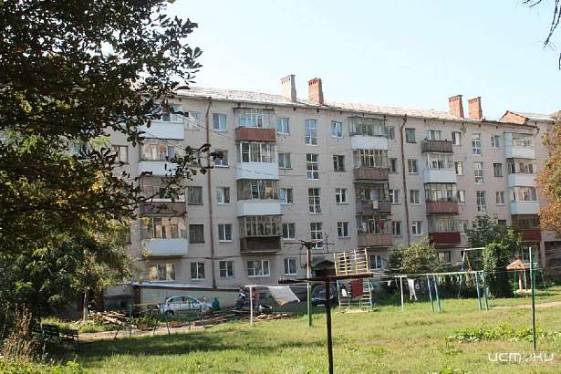 Орловчане полгода живут в доме без кровли в центре города