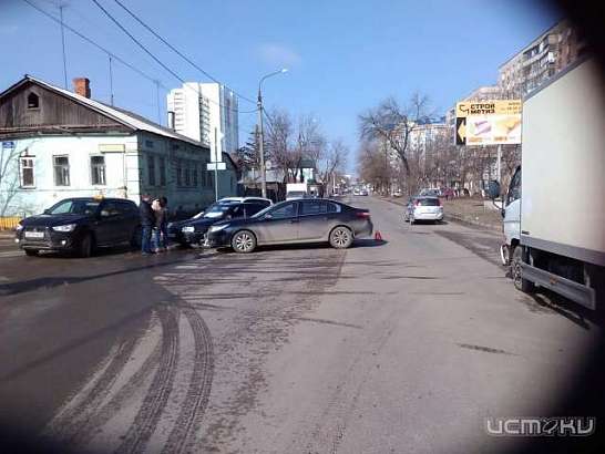 Не уступил дорогу: на одном из перекрестков в Орле столкнулись два автомобиля