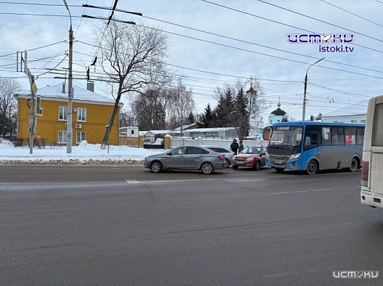 Авария на перекрестке улиц Лескова и Наугорского шоссе