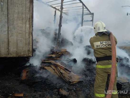 На трассе в Хотынецком районе горел грузовик с коробками