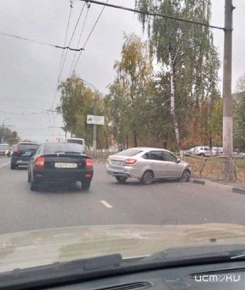 ДТП на улице Комсомольская: автомобиль врезался в ограждение