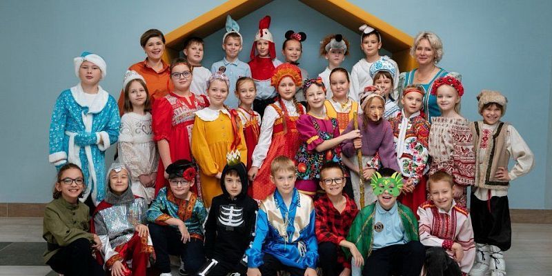 Ученики 53-й орловской школы переоделись в сказочных героев Ученики 53-й орловской школы переоделись в сказочных героев
