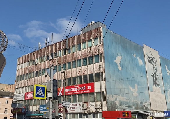 Фасад Дома Быта в Орле находится в предаварийном состоянии